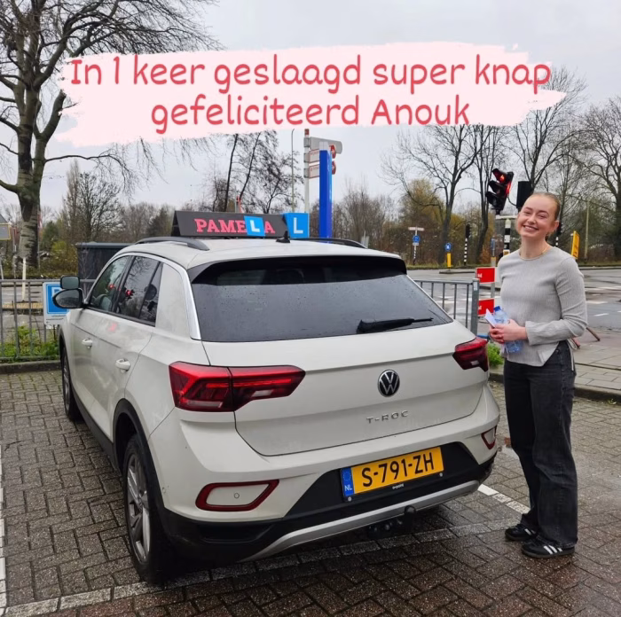 Vrouw vriendelijke rijschool